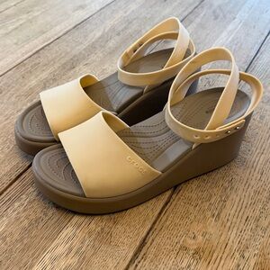 Crocs Brooklyn Sandals Womens 10 Shitake Ankle Strap‎ Wedge Open Toe Comfort